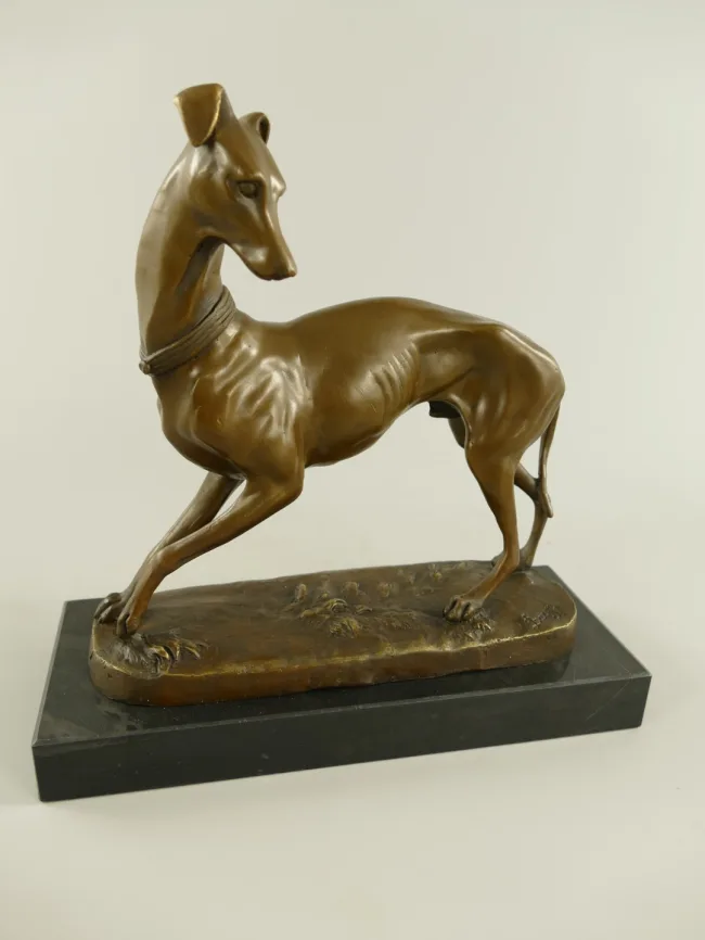 Bronze-Windhund in stolzem Gang – kalligrafische Silhouette auf rechteckiger schwarzer Marmorplinthe