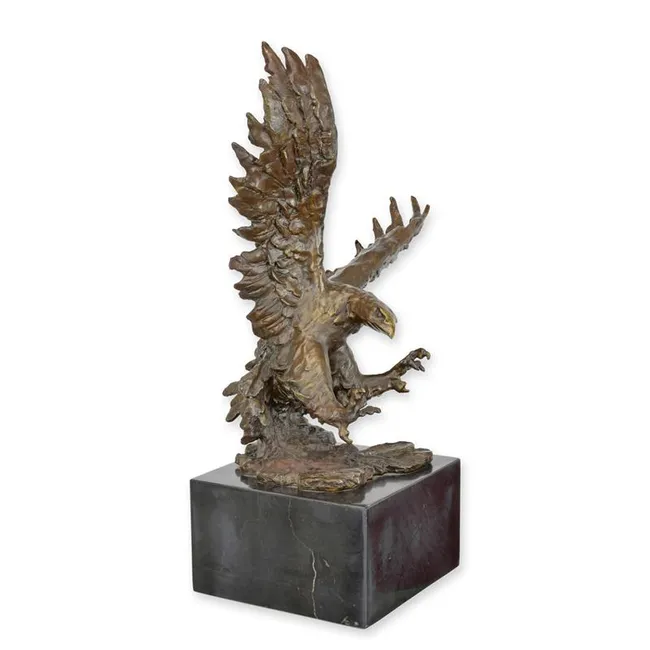 Bronzeadler mit ausgebreiteten Fluegeln auf Marmorsockel
