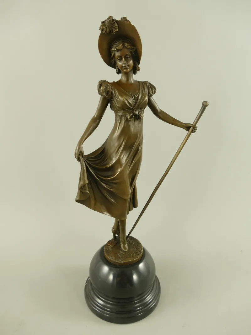 Bronzefigur Dame mit Spazierstock und Hut 40 cm