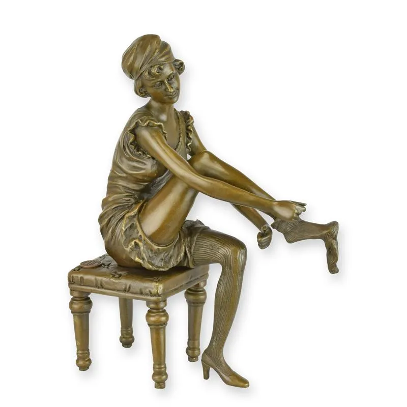 Bronzefigur Dame zieht ihren Schuh an auf Stuhl