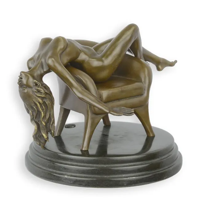 Bronzefigur erotisch liegender weiblicher Akt