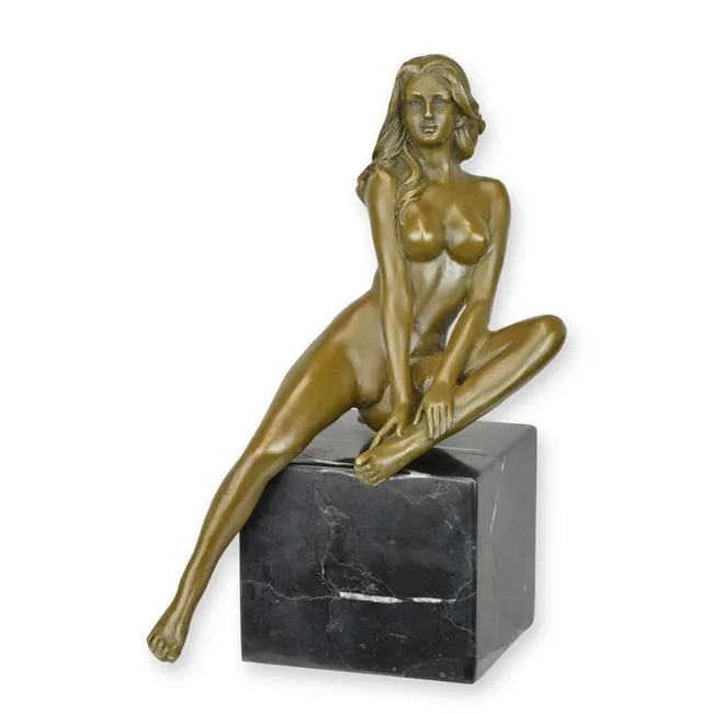 Bronzefigur erotisch sitzender weiblicher Akt