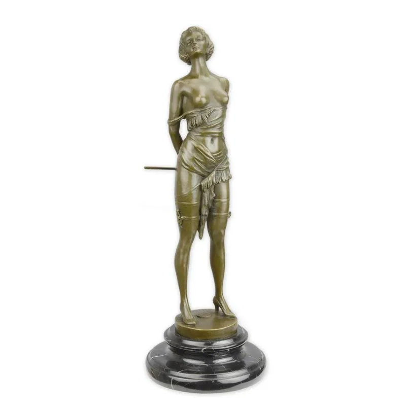 Bronzefigur Frau mit Reitgerte
