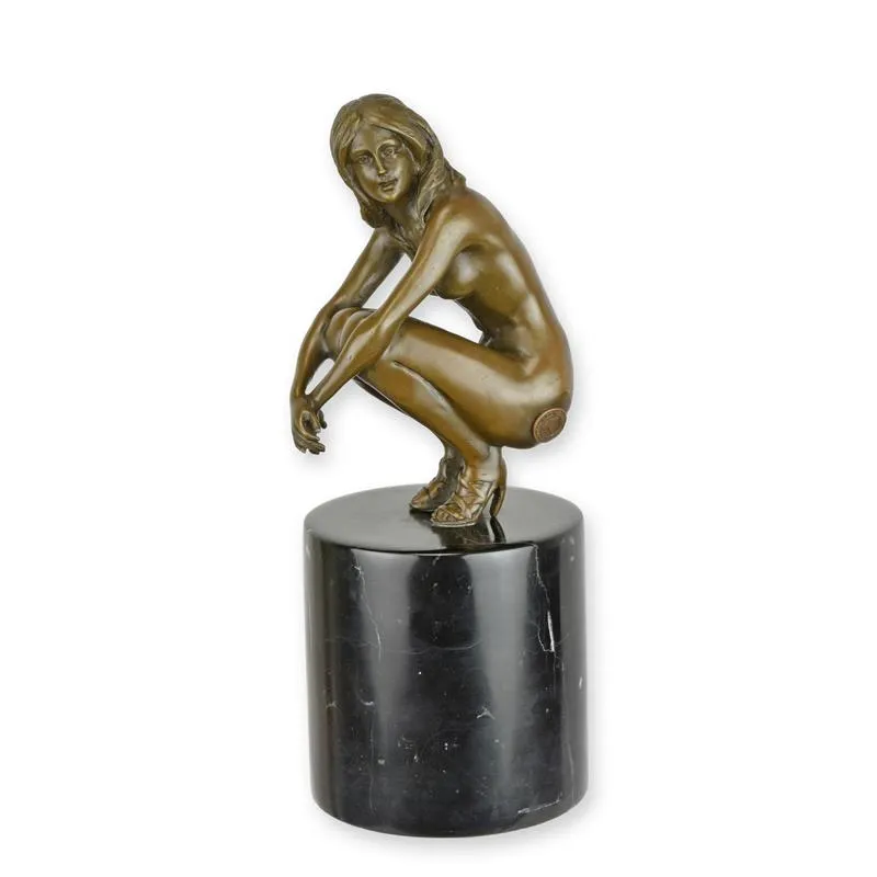 Bronzefigur hockende nackte Frau auf rundem Marmorsockel 26,7 cm