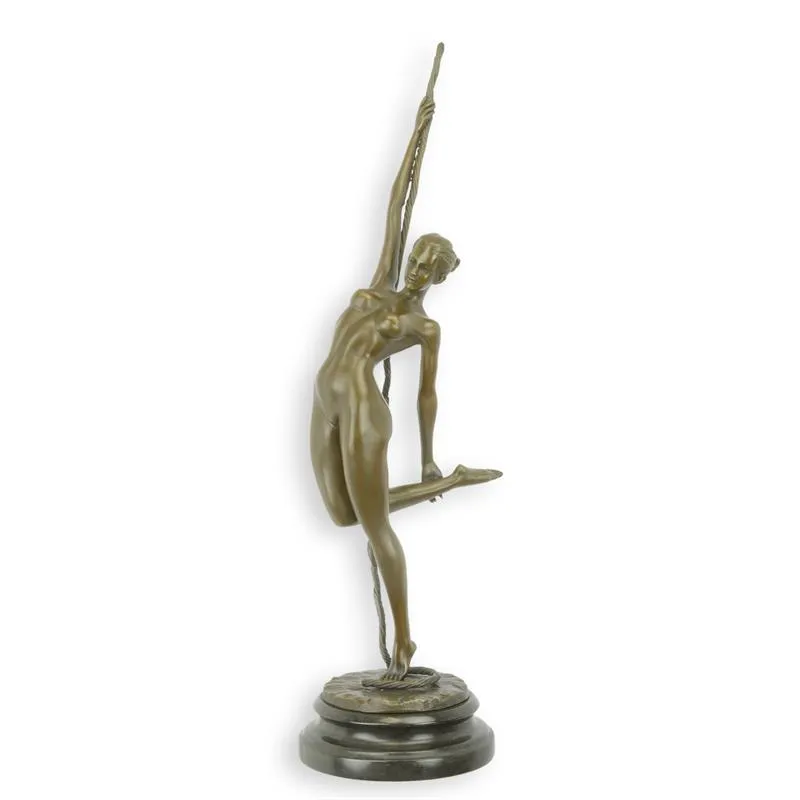 Bronzefigur nackte Frau mit erhobenem Stab