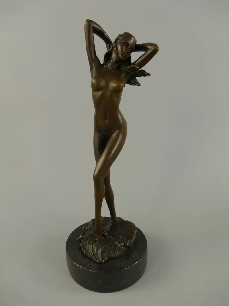 Bronzefigur stehende Frau mit Händen im Haar 30 cm