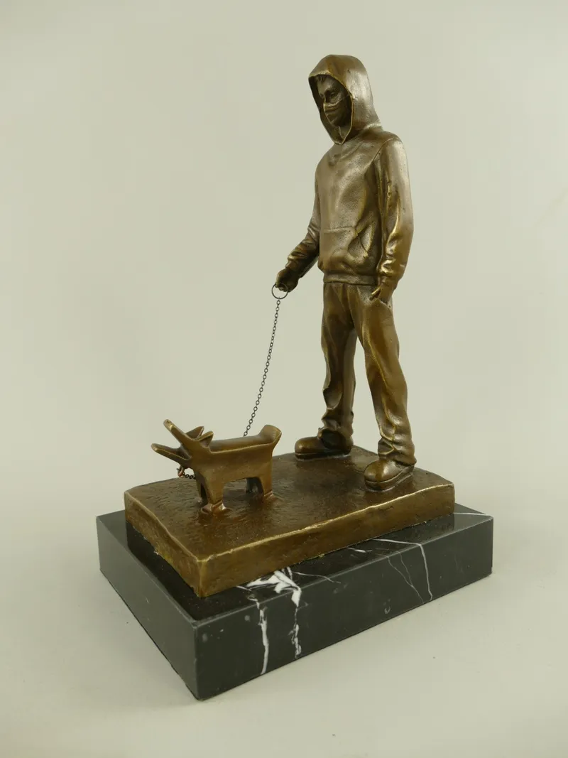 Bronzefigur Street Art Junge mit Hund auf Marmor 26 cm