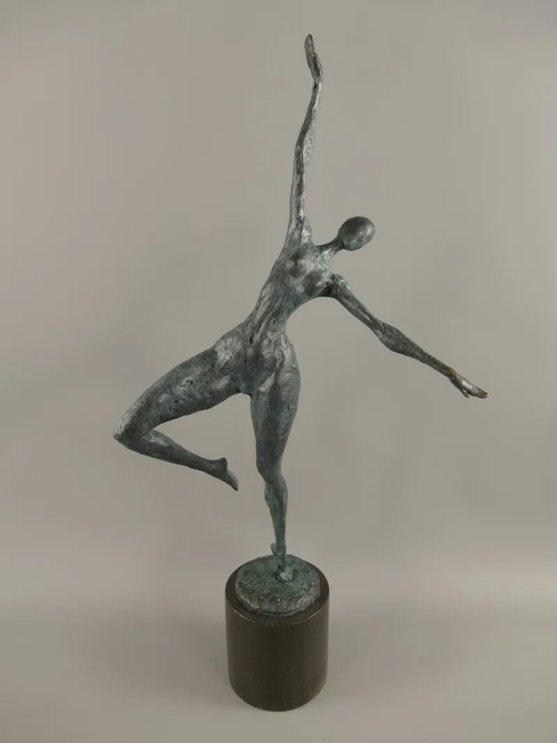Bronzefigur Tänzerin mit grüner Patina auf Marmorsockel 63 cm
