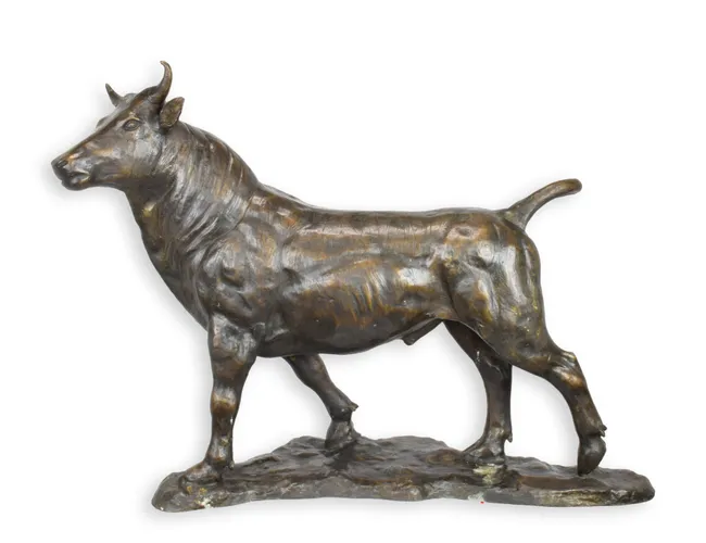 Bronzener Stier auf Sockel Skulptur