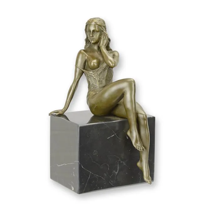 Bronzeskulptur halbnackte Frau sitzend auf Marmorwuerfel