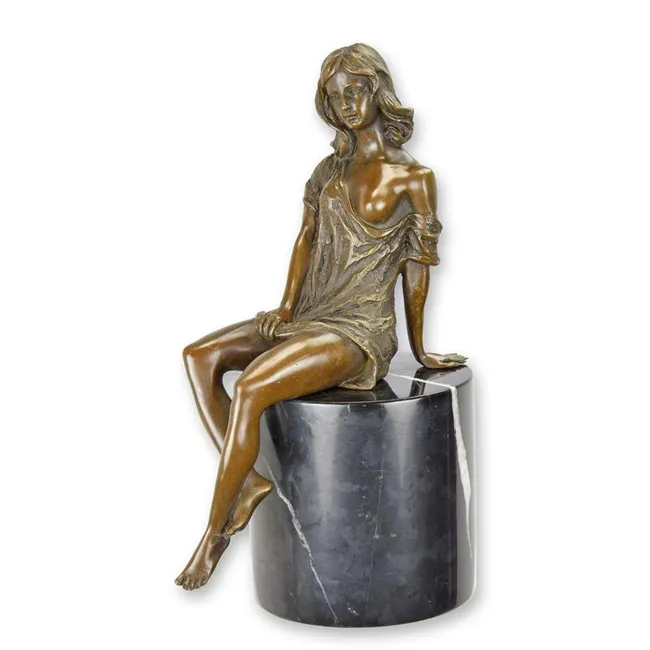 Bronzeskulptur sitzende halbnackte Frau auf Marmorsockel