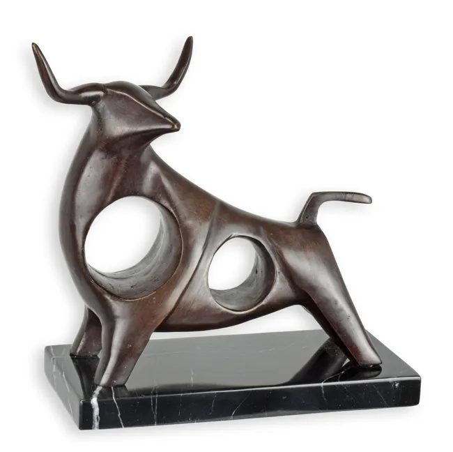 Bronzeskulptur stehender Stier auf Marmorsockel