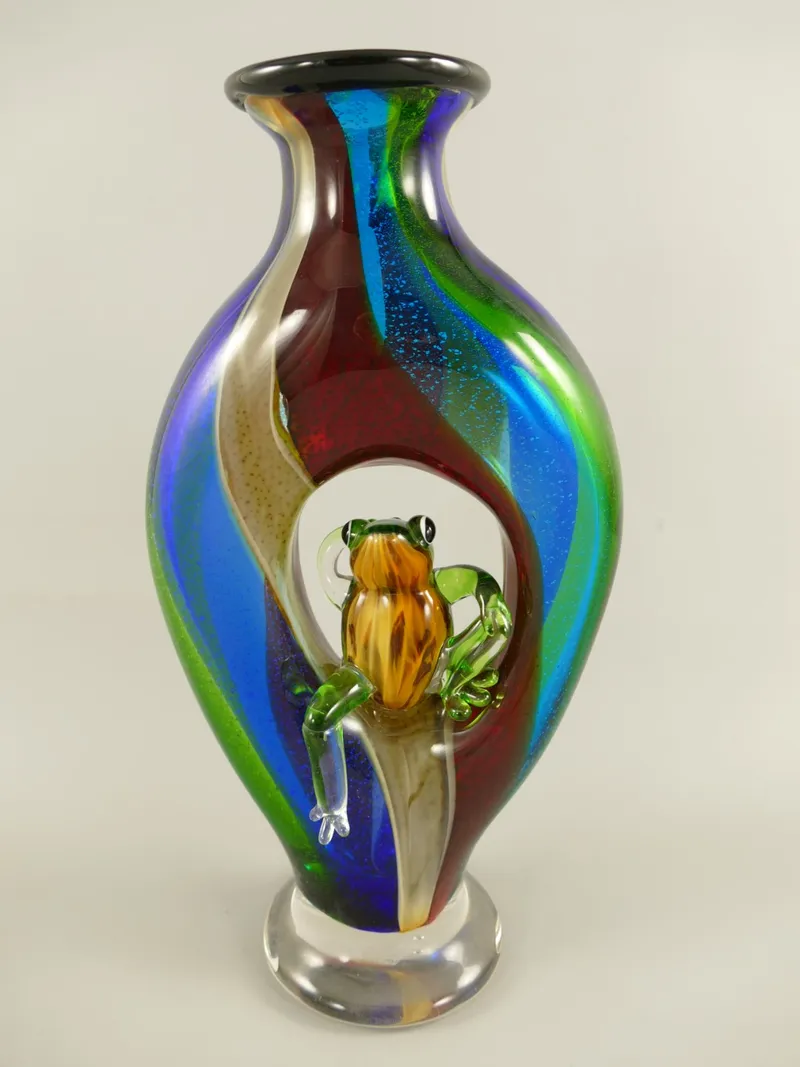 Bunte Glasvase mit Glasfrosch in der Öffnung 45 cm