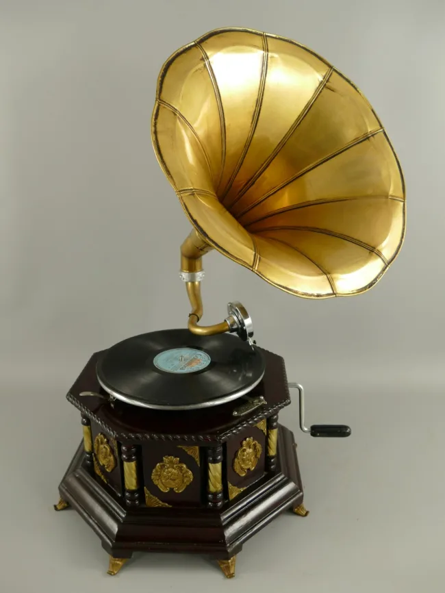 Dekoratives Grammophon mit goldenem Messinghorn auf achteckiger Mahagonifarben-Truhe H 66 cm