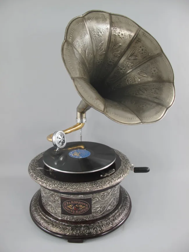Dekoratives Grammophon vernickelt Schalltrichter auf Mahagoni-Kasten – Sound Master