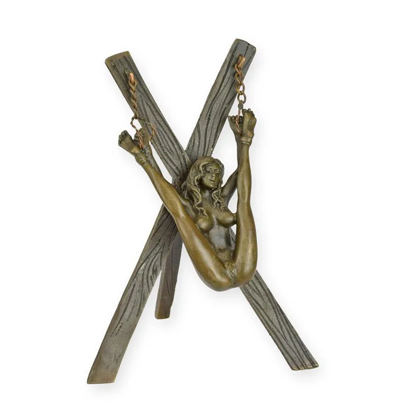 Erotische Bronzefigur Frau an Kreuz gekettet 13,7 cm
