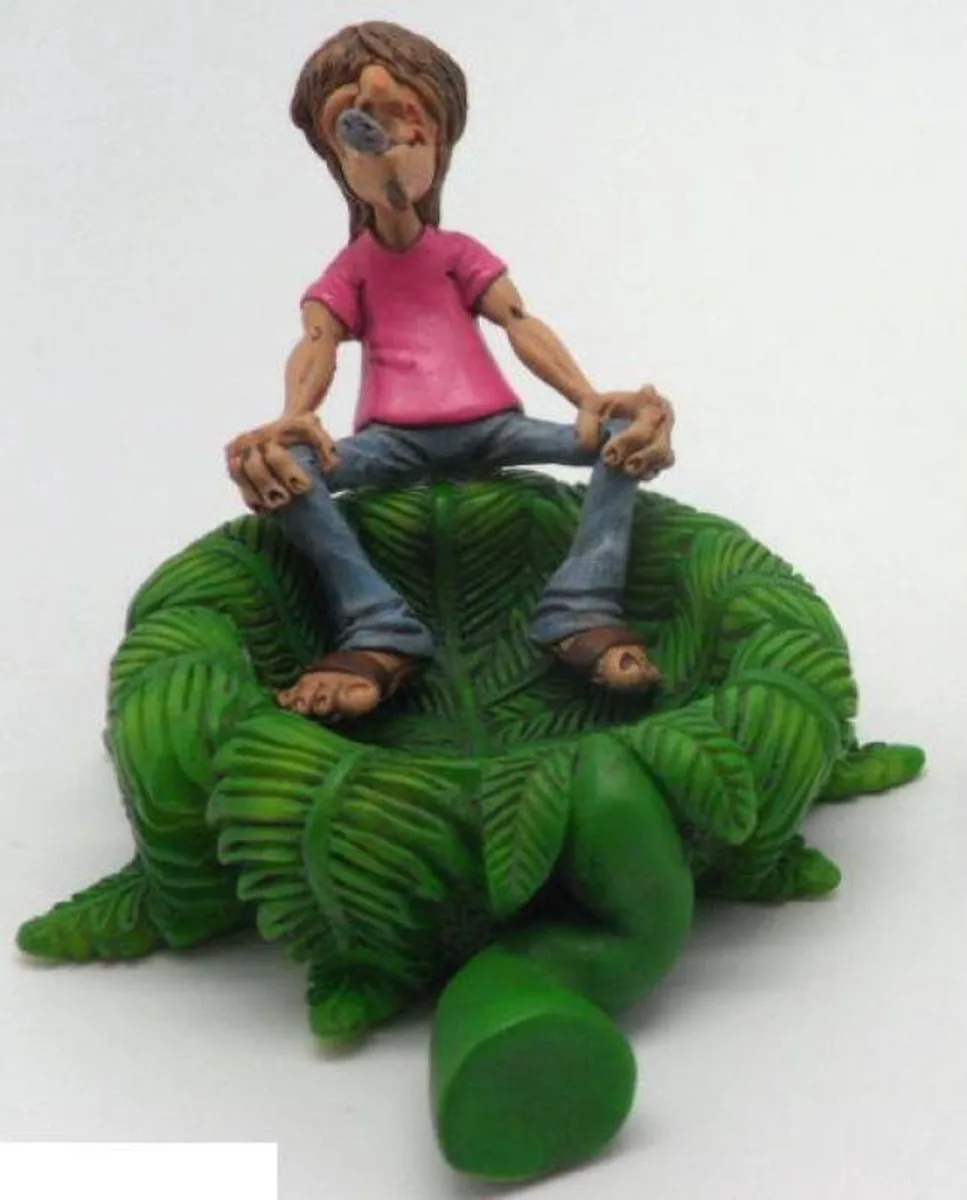Figur Hippie auf Hanfblatt Aschenbecher Warren Stratford Polyresin 7x7x11 cm