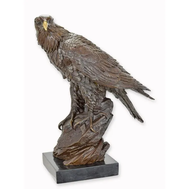 Grosser Bronzeadler auf Felsensockel naturalistisch