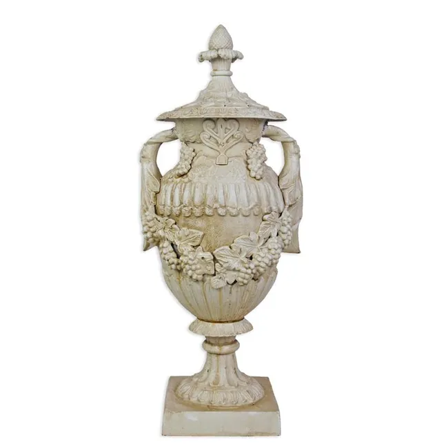 Gusseiserne Ziervase auf Staender Antikweiss ornamental