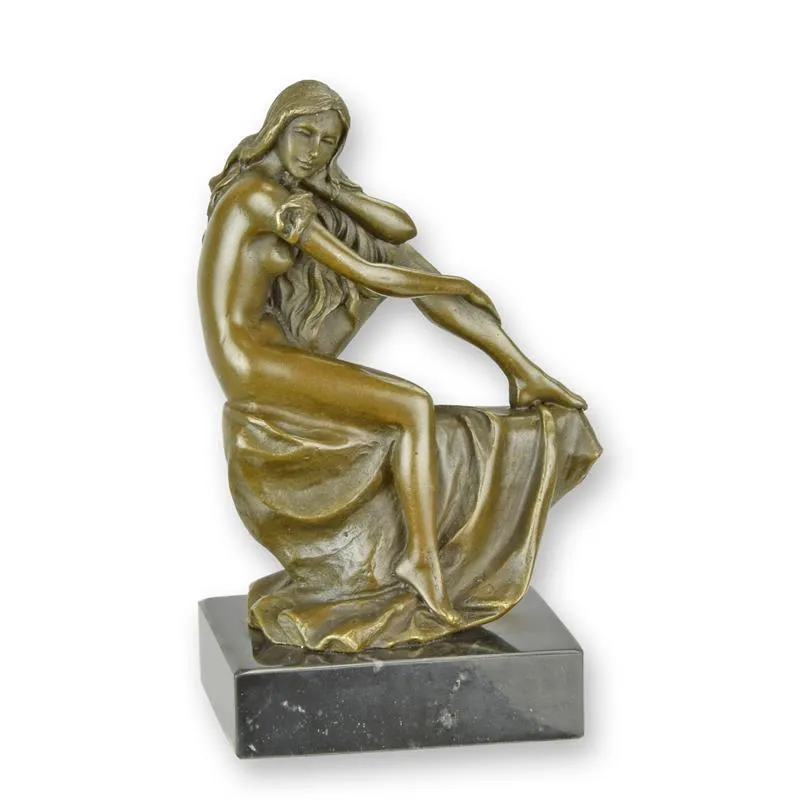 Kleine Bronzeskulptur sitzender weiblicher Akt auf Marmor 14 cm