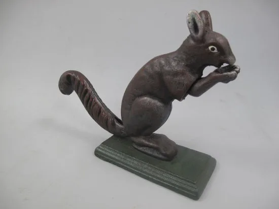 MadDeco Gusseisen Nussknacker Eichhoernchen funktional dekorativ 17x7x17 cm