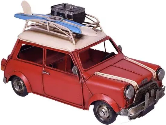 MadDeco Roter Mini Blechauto mit Surfbrett 28,5 cm - Retro Dekoration