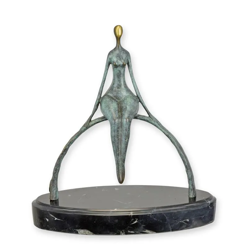 Moderne Bronzeskulptur Figur auf einem Bogen sitzend 23 cm