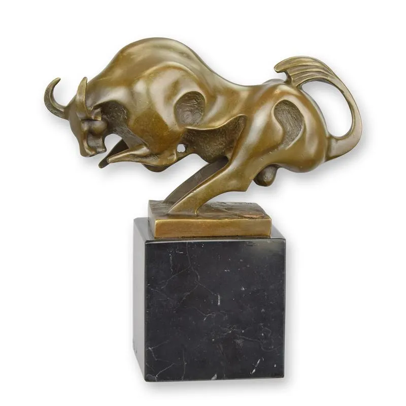 Modernistische Bronzefigur angreifender Stier auf Marmorsockel