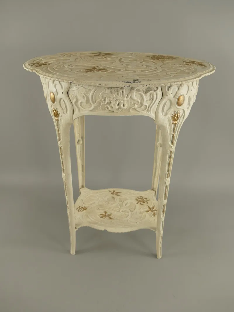 Ovaler Beistelltisch aus Eisen, weiß mit goldenem Relief, antik, 60 cm