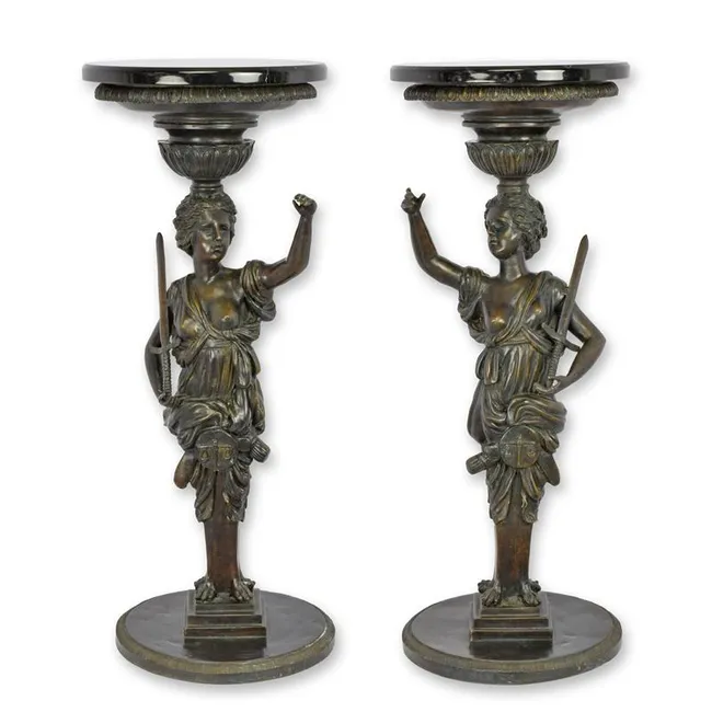 Paar bronzene Guéridon-Tische Frauenfiguren mit Marmorplatte