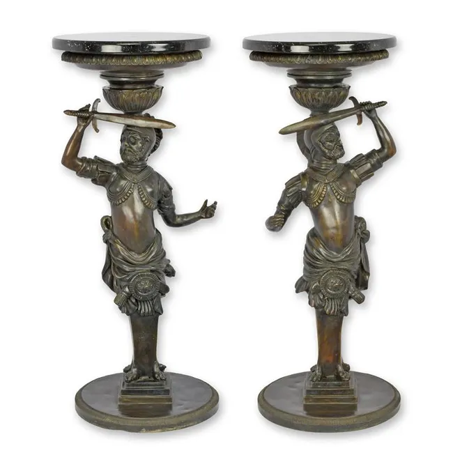 Paar bronzene Guéridon-Tische Kriegerfiguren mit Marmorplatte