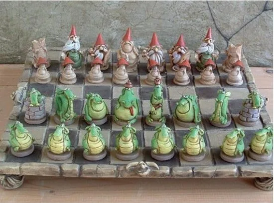 Paolo Chiari Schachspiel Drachen vs. Gnome Fantasy Polyresin 34 x 34 x 8 cm