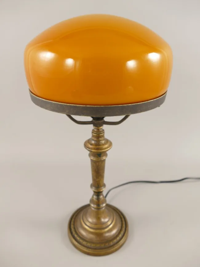 Pilzlampe cognac-farbener Glasschirm – warmer Messing-Kandelaberfuss Schreibtischlampe