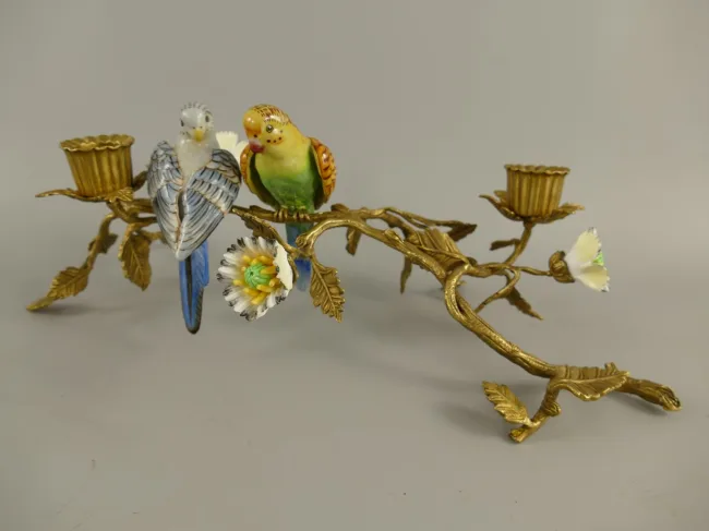 Porzellan-Vogelkerzenhalter auf Messing-Ast – Art-Deco-Sittich-Kandelaber