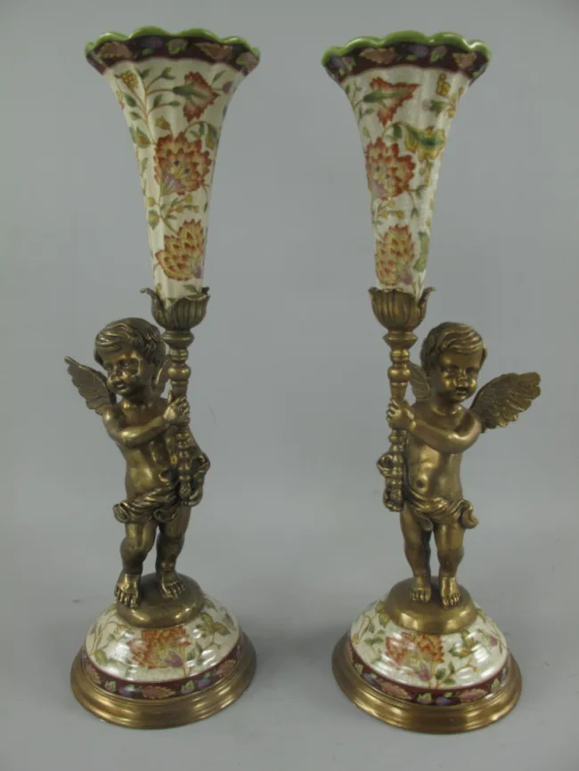 Paar Porzellan-Kerzenleuchter mit Bronze-Putto – Handbemalt Blumenmotiv auf Trompetenvasen-Form H 39 cm