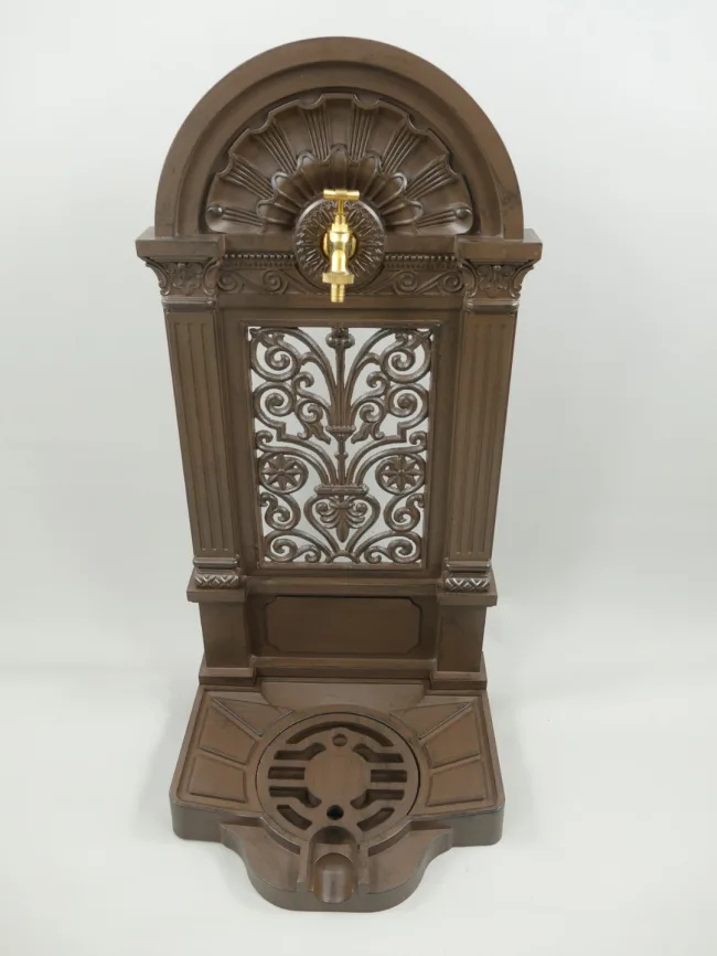 Rustikalbrauner Wandbrunnen im Kolonialstil – ornamentale Gusstafel mit Messinghahn H 83 cm