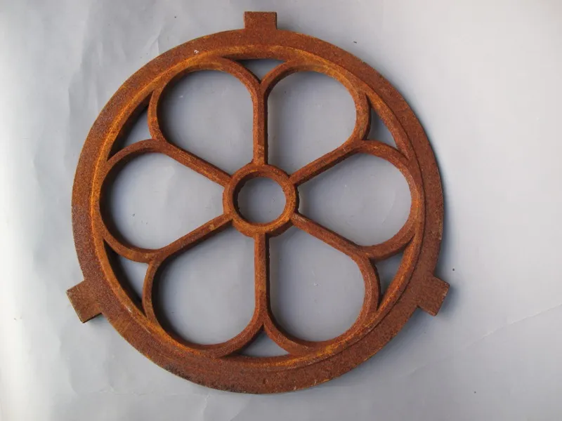 Rundes Stallfenster aus Gusseisen mit Blumenmotiv 78 cm